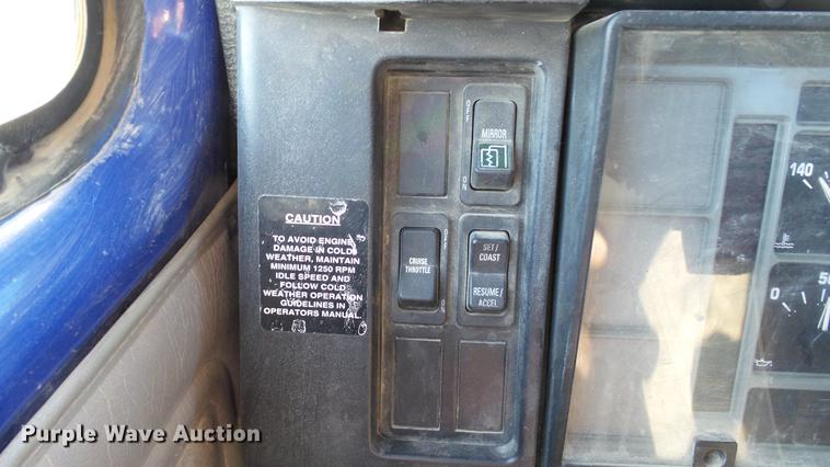 image for item DE4991 2000 International 4700 dump flatbed truck