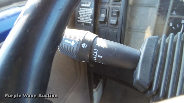 image for item DE4991 2000 International 4700 dump flatbed truck