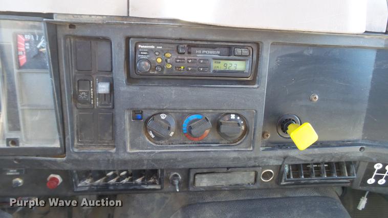 image for item DE4991 2000 International 4700 dump flatbed truck