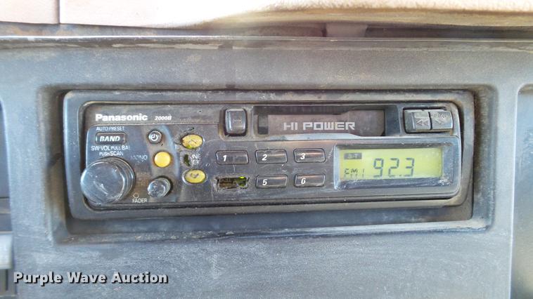 image for item DE4991 2000 International 4700 dump flatbed truck