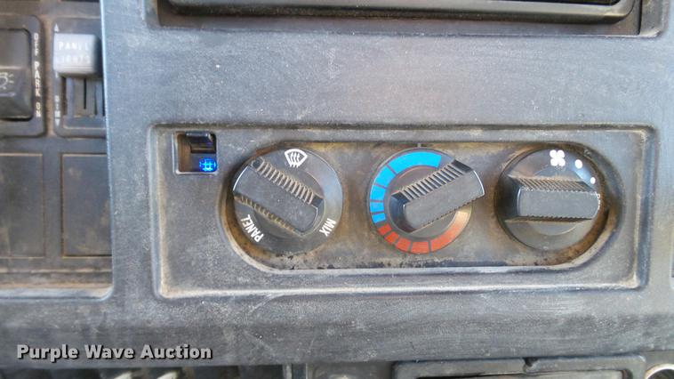 image for item DE4991 2000 International 4700 dump flatbed truck