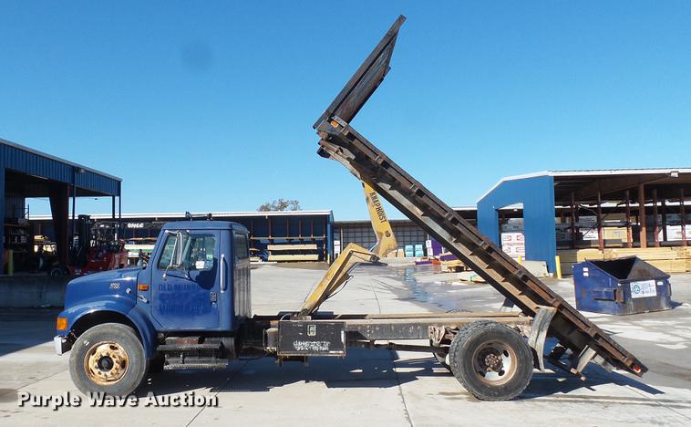 image for item DE4991 2000 International 4700 dump flatbed truck