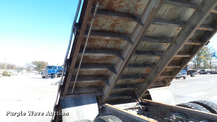 image for item DE4991 2000 International 4700 dump flatbed truck