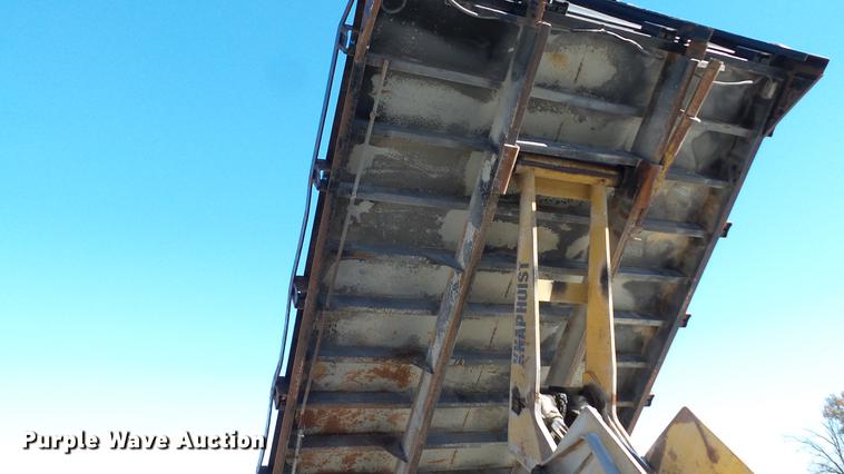 image for item DE4991 2000 International 4700 dump flatbed truck