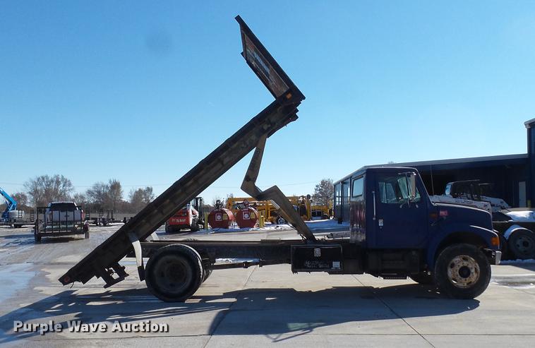 image for item DE4991 2000 International 4700 dump flatbed truck