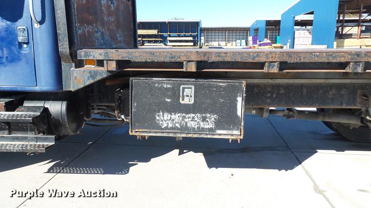 image for item DE4991 2000 International 4700 dump flatbed truck