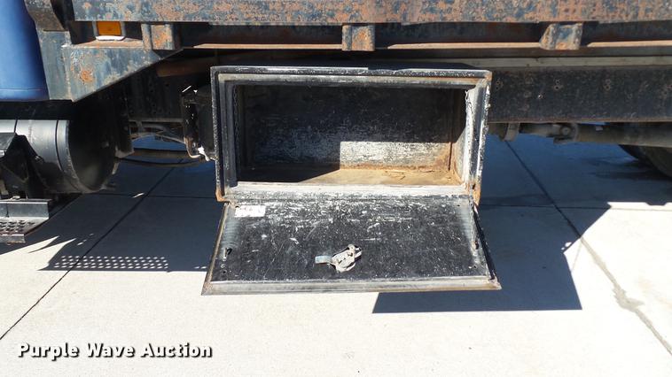 image for item DE4991 2000 International 4700 dump flatbed truck