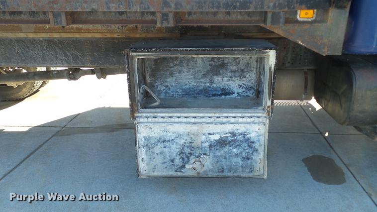 image for item DE4991 2000 International 4700 dump flatbed truck