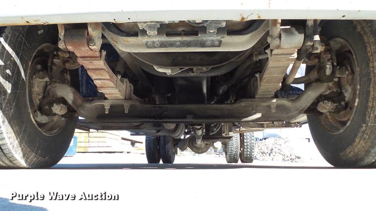 image for item DE4991 2000 International 4700 dump flatbed truck