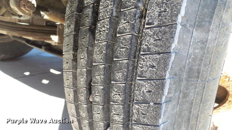 image for item DE4991 2000 International 4700 dump flatbed truck