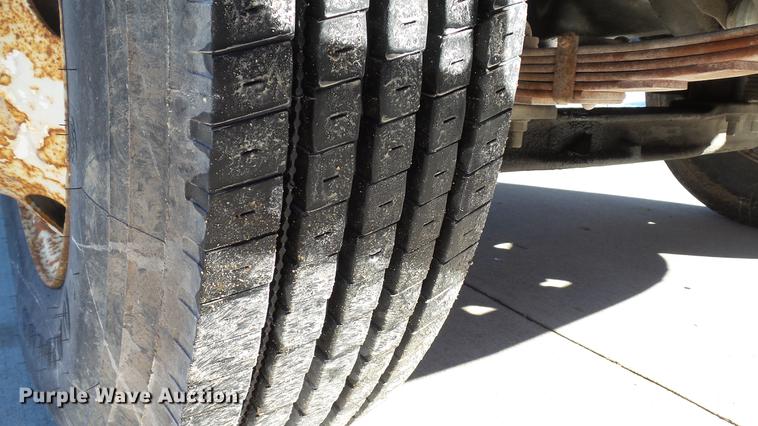 image for item DE4991 2000 International 4700 dump flatbed truck