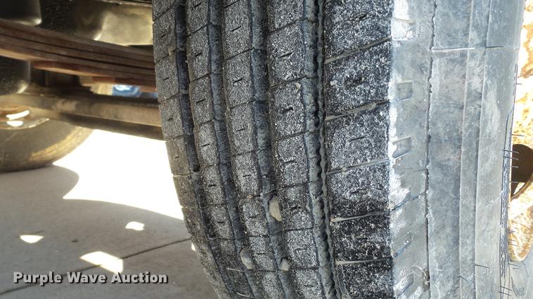 image for item DE4991 2000 International 4700 dump flatbed truck