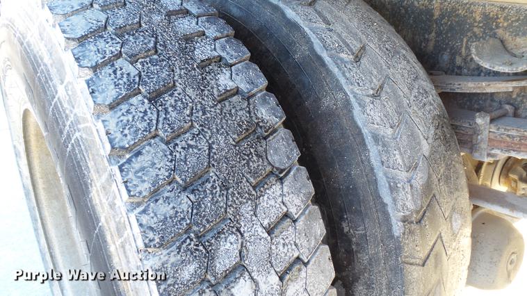 image for item DE4991 2000 International 4700 dump flatbed truck