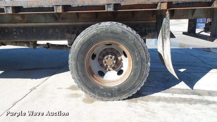 image for item DE4991 2000 International 4700 dump flatbed truck