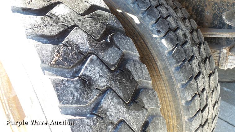 image for item DE4991 2000 International 4700 dump flatbed truck