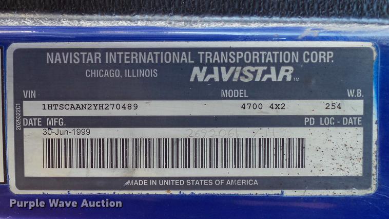 image for item DE4991 2000 International 4700 dump flatbed truck