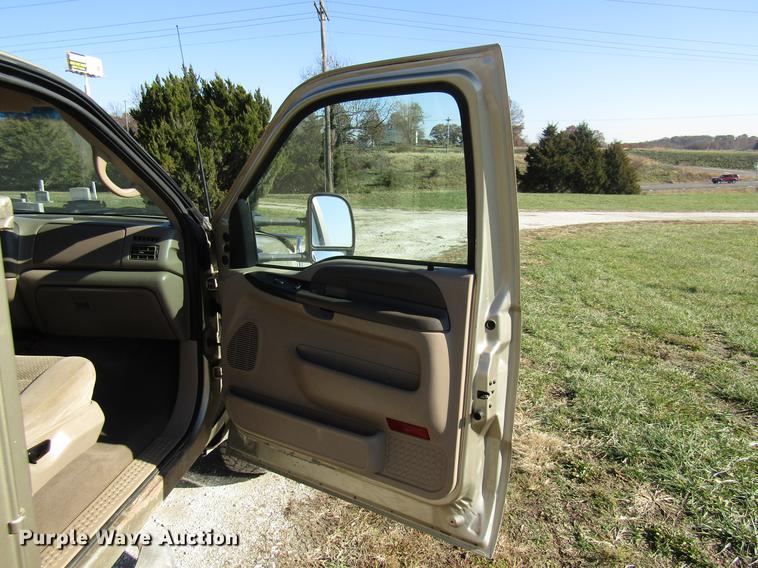 image for item DE5008 2001 Ford F350 Super Duty XLT utility bed truck with crane