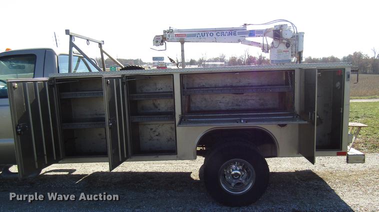 image for item DE5008 2001 Ford F350 Super Duty XLT utility bed truck with crane