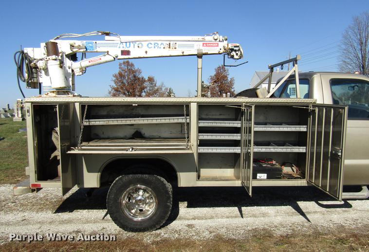 image for item DE5008 2001 Ford F350 Super Duty XLT utility bed truck with crane