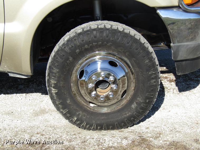 image for item DE5008 2001 Ford F350 Super Duty XLT utility bed truck with crane