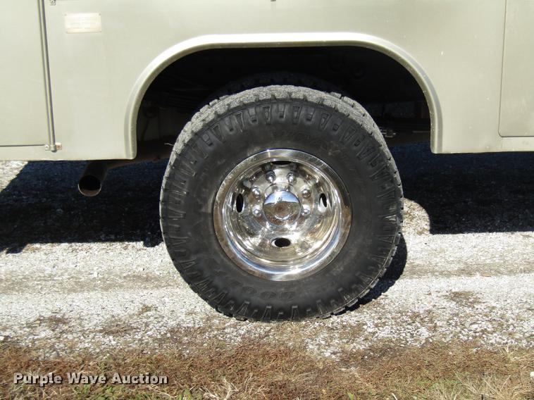 image for item DE5008 2001 Ford F350 Super Duty XLT utility bed truck with crane