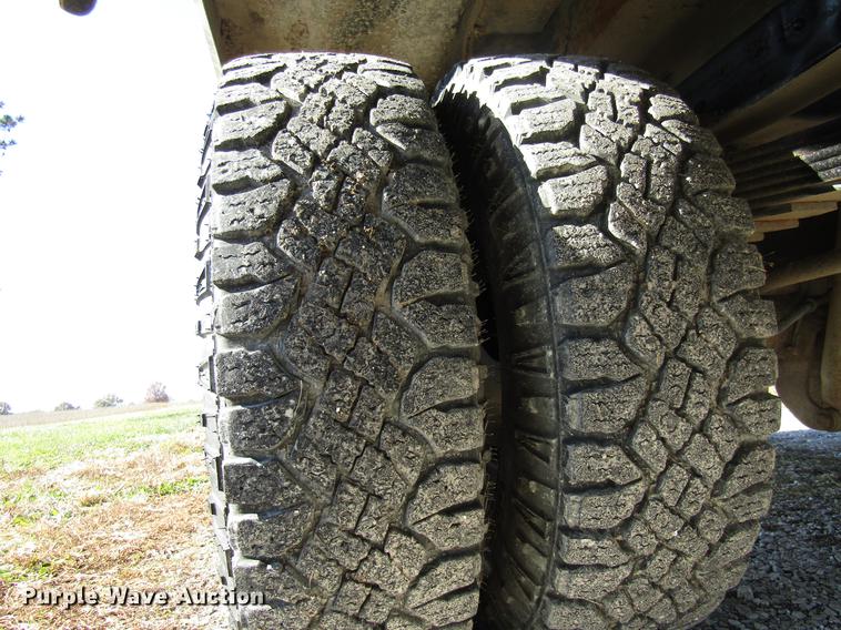 image for item DE5008 2001 Ford F350 Super Duty XLT utility bed truck with crane