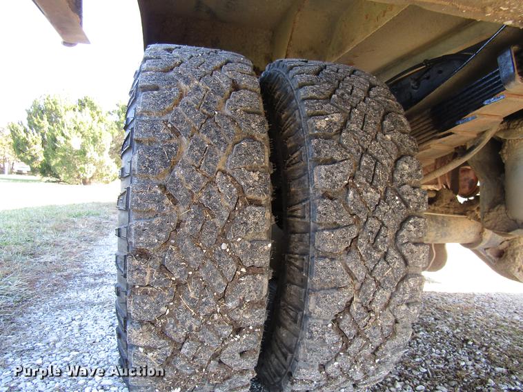 image for item DE5008 2001 Ford F350 Super Duty XLT utility bed truck with crane