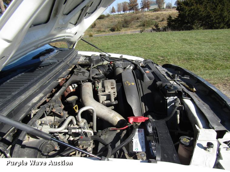 image for item DE5011 2004 Ford F350 Super Duty XL utility bed pickup truck with crane