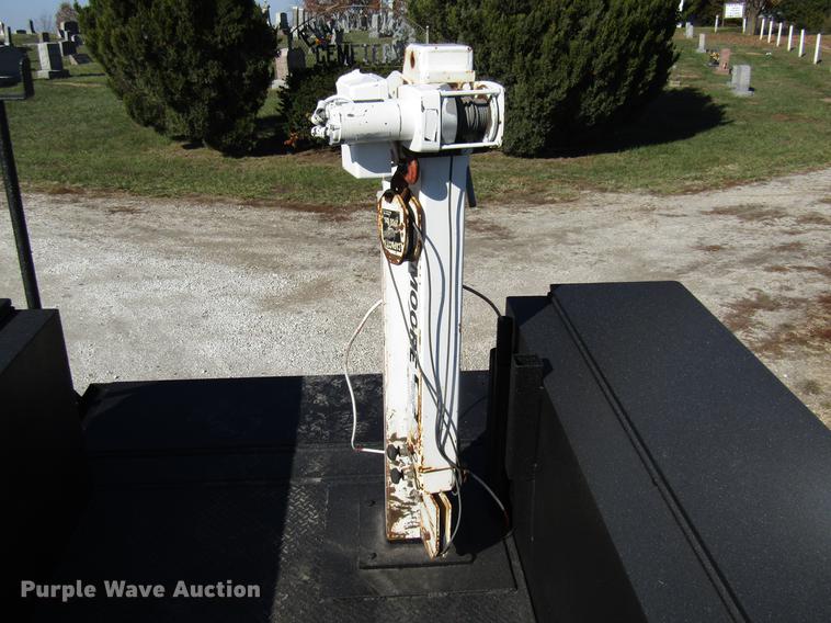 image for item DE5011 2004 Ford F350 Super Duty XL utility bed pickup truck with crane