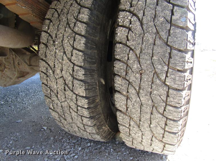 image for item DE5011 2004 Ford F350 Super Duty XL utility bed pickup truck with crane