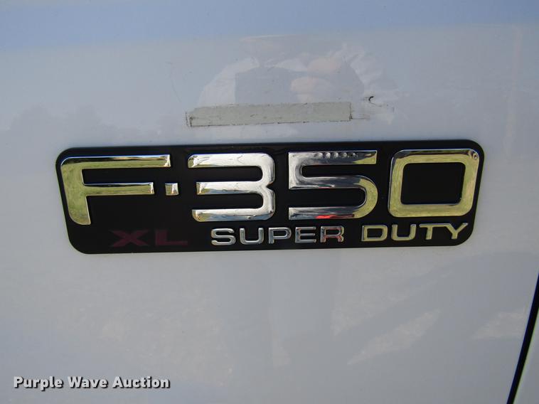 image for item DE5011 2004 Ford F350 Super Duty XL utility bed pickup truck with crane