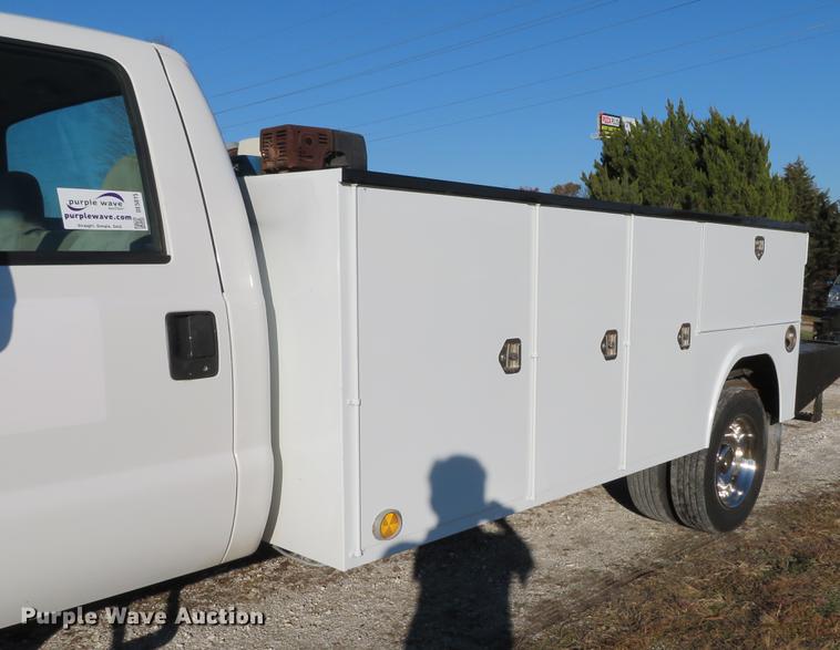 image for item DE5015 2005 Ford F550 Super Duty XL utility truck