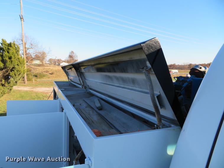 image for item DE5015 2005 Ford F550 Super Duty XL utility truck