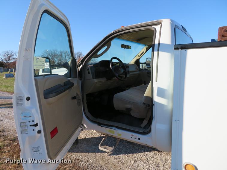 image for item DE5015 2005 Ford F550 Super Duty XL utility truck