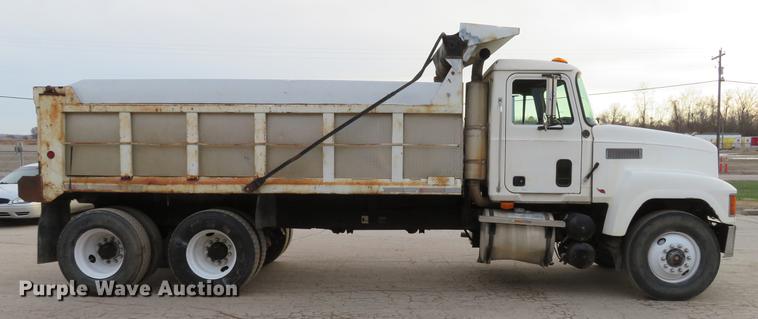 image for item DE5023 1995 Mack CH613 dump truck