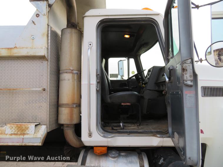 image for item DE5023 1995 Mack CH613 dump truck