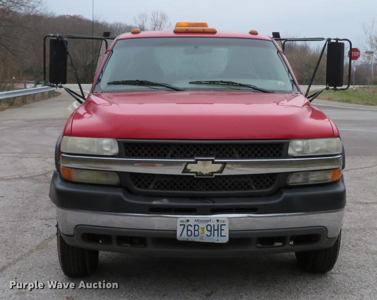 image for item DE5041 2002 Chevrolet Silverado 3500 Ext. Cab flatbed pickup truck