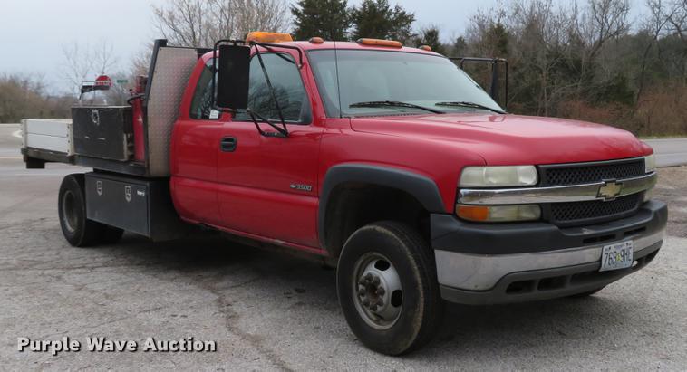 image for item DE5041 2002 Chevrolet Silverado 3500 Ext. Cab flatbed pickup truck