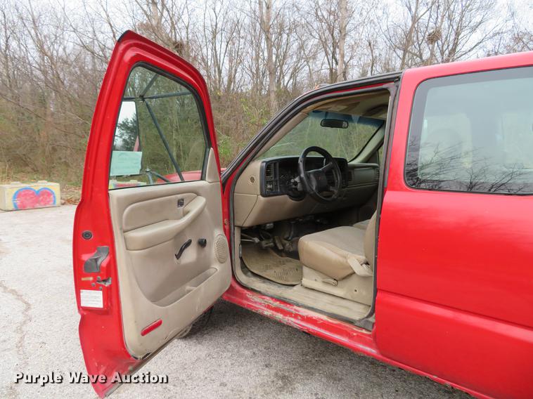 image for item DE5041 2002 Chevrolet Silverado 3500 Ext. Cab flatbed pickup truck