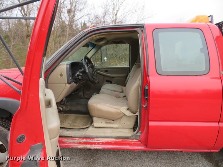 image for item DE5041 2002 Chevrolet Silverado 3500 Ext. Cab flatbed pickup truck