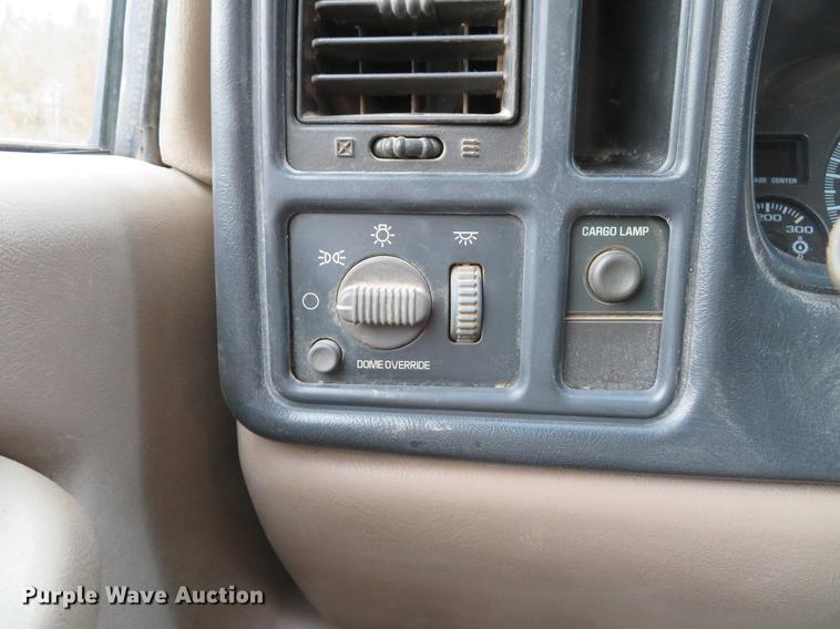 image for item DE5041 2002 Chevrolet Silverado 3500 Ext. Cab flatbed pickup truck