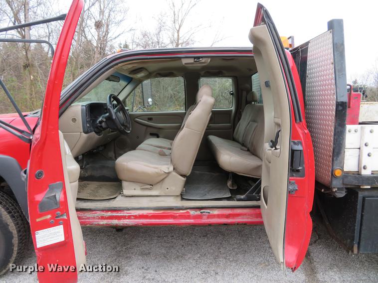 image for item DE5041 2002 Chevrolet Silverado 3500 Ext. Cab flatbed pickup truck