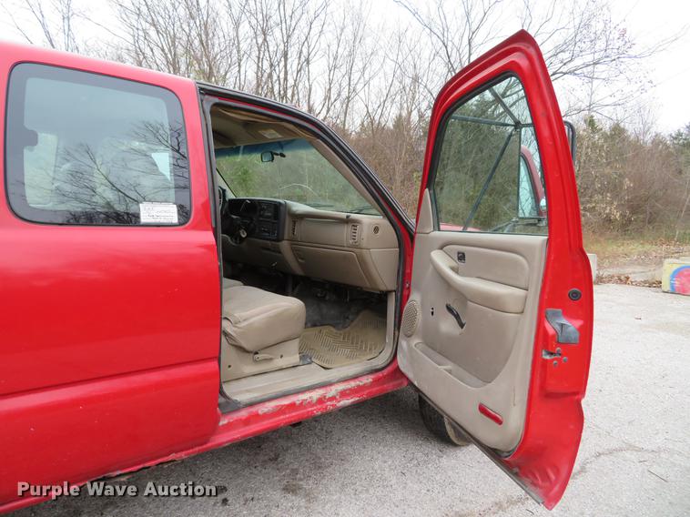 image for item DE5041 2002 Chevrolet Silverado 3500 Ext. Cab flatbed pickup truck