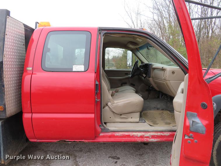 image for item DE5041 2002 Chevrolet Silverado 3500 Ext. Cab flatbed pickup truck