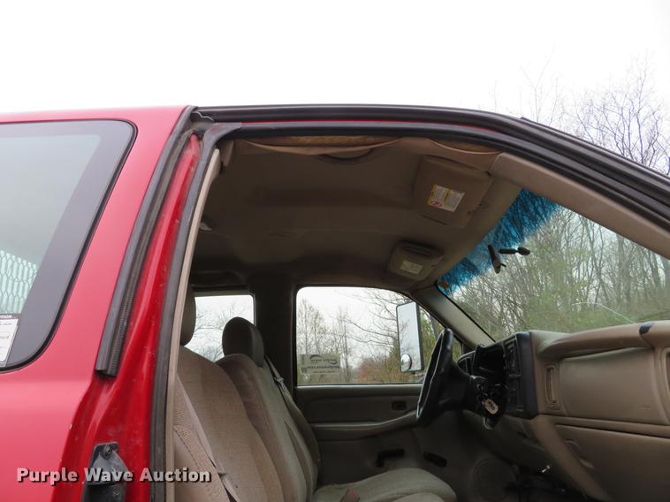 image for item DE5041 2002 Chevrolet Silverado 3500 Ext. Cab flatbed pickup truck