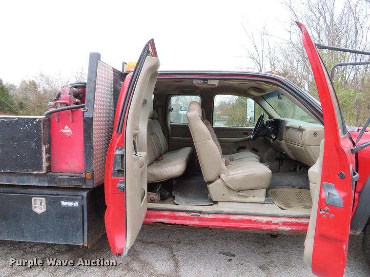 image for item DE5041 2002 Chevrolet Silverado 3500 Ext. Cab flatbed pickup truck