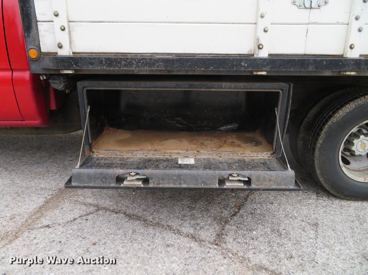 image for item DE5041 2002 Chevrolet Silverado 3500 Ext. Cab flatbed pickup truck