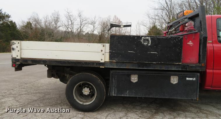 image for item DE5041 2002 Chevrolet Silverado 3500 Ext. Cab flatbed pickup truck