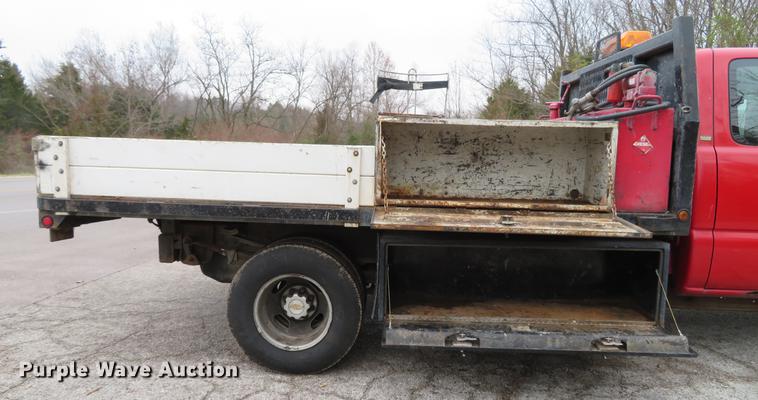 image for item DE5041 2002 Chevrolet Silverado 3500 Ext. Cab flatbed pickup truck