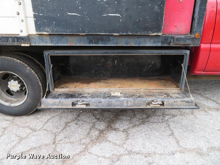 image for item DE5041 2002 Chevrolet Silverado 3500 Ext. Cab flatbed pickup truck